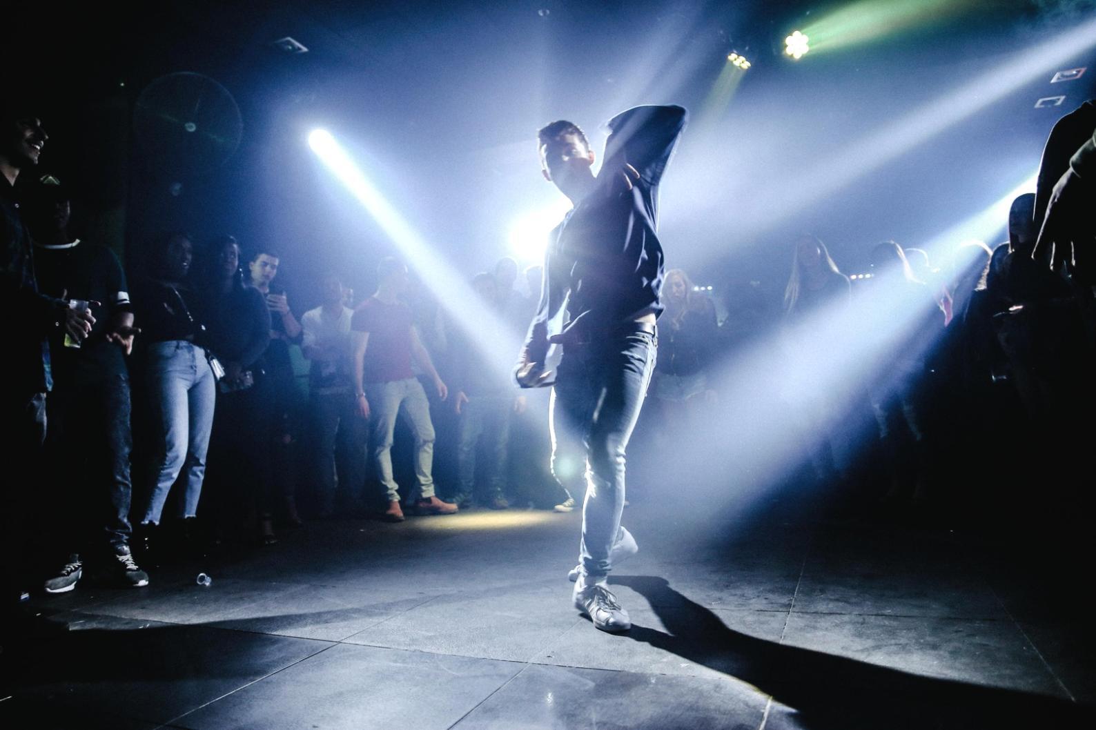 Cours de danse partenaire en action